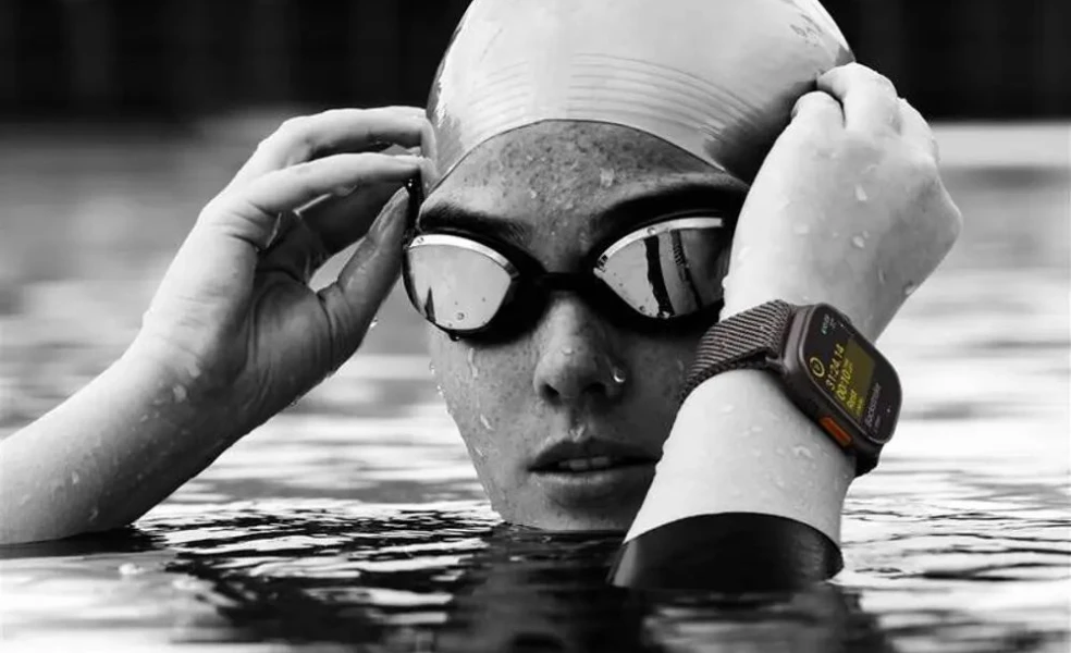 Moderná žena s Apple Watch a Samsung Galaxy smartfónom v ruke pri práci aj vo voľnom čase