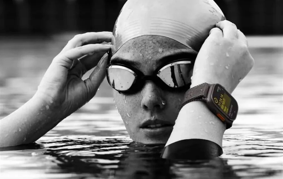 Moderná žena s Apple Watch a Samsung Galaxy smartfónom v ruke pri práci aj vo voľnom čase