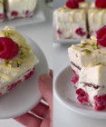 Tento dezert je lahodný sen: Nepečené tvarohové rezy s malinami a bielou čokoládou